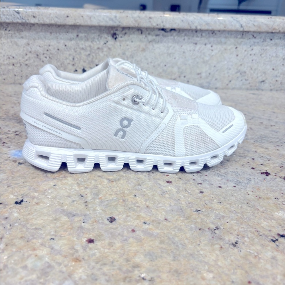 ON CLOUD-All white Cloud 5, Women’s 8/Men’s 6